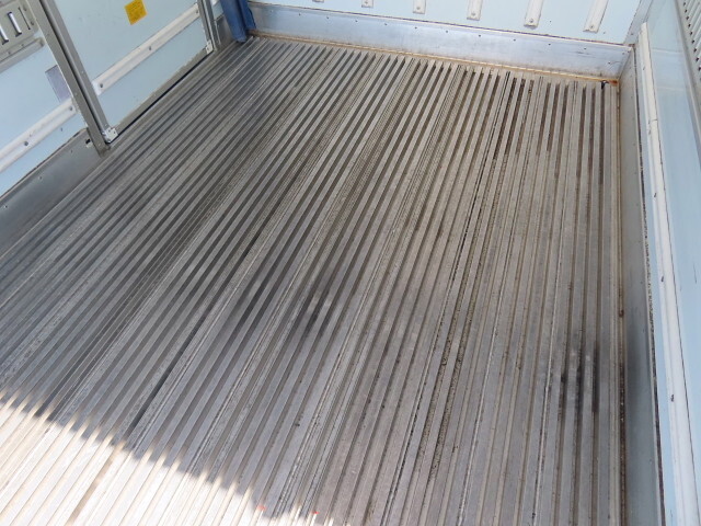 いすゞエルフ冷凍車（冷蔵車）小型（2t・3t）[写真33]