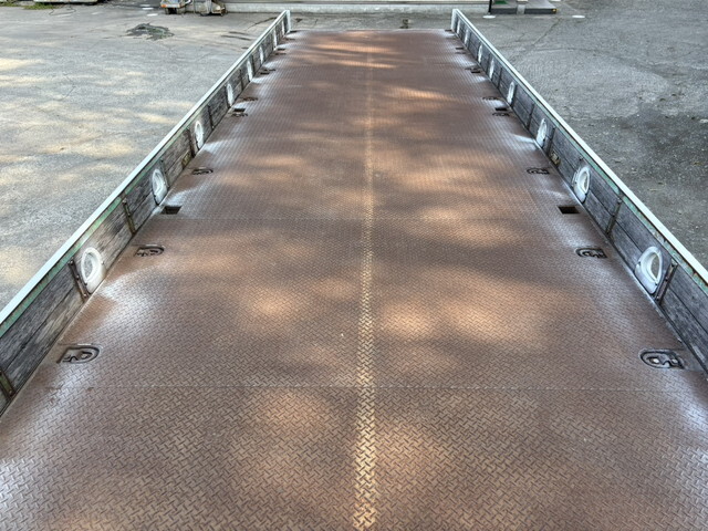 いすゞギガ平ボディ大型（10t）[写真11]