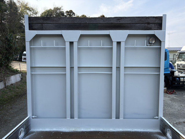 いすゞギガ平ボディ大型（10t）[写真12]