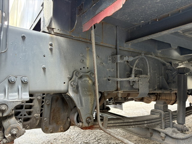 いすゞギガ平ボディ大型（10t）[写真16]