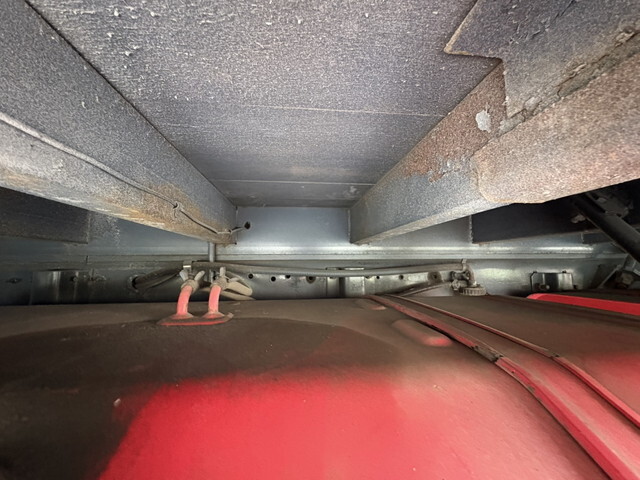 いすゞギガ平ボディ大型（10t）[写真17]