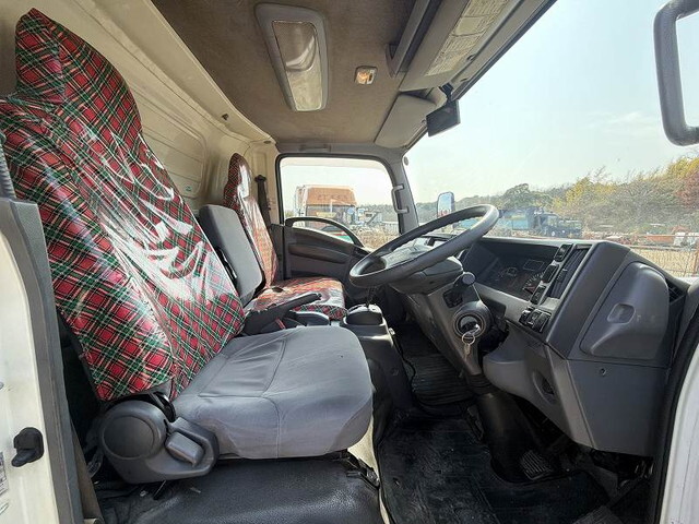 いすゞエルフ冷凍車（冷蔵車）小型（2t・3t）[写真32]