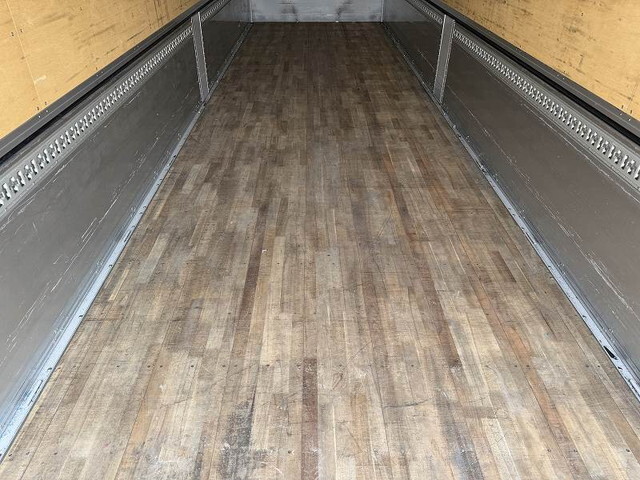 いすゞギガアルミウイング大型（10t）[写真12]