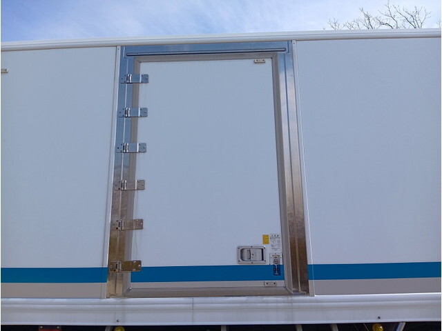 三菱ふそうスーパーグレート冷凍車（冷蔵車）大型（10t）[写真09]