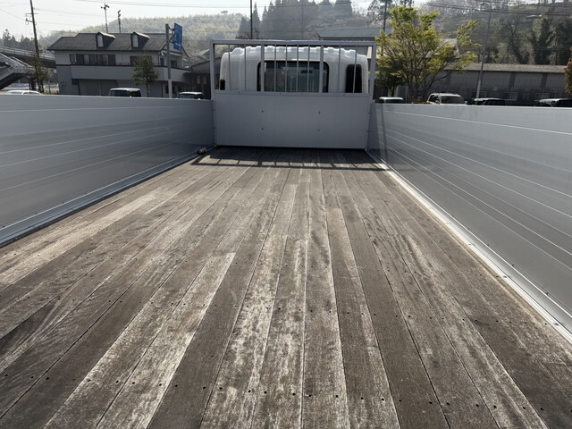 いすゞフォワード平ボディ中型（4t）[写真07]