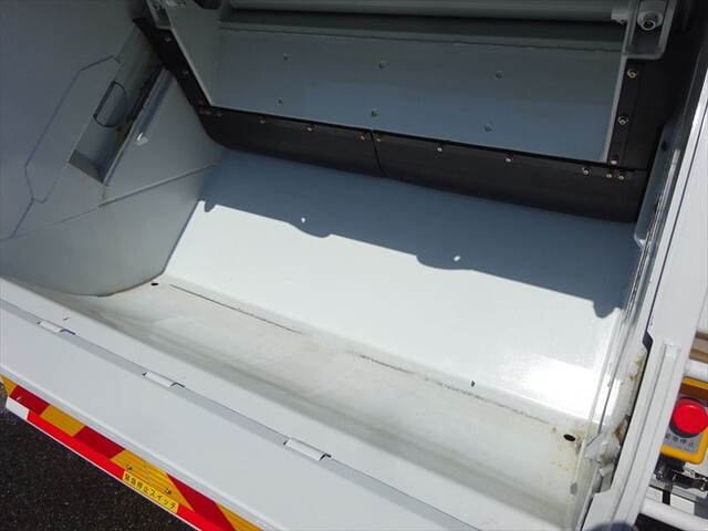 三菱ふそうファイターパッカー車（塵芥車）増トン（6t・8t）[写真12]