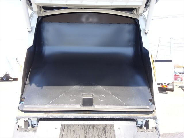 三菱ふそうファイターパッカー車（塵芥車）増トン（6t・8t）[写真18]