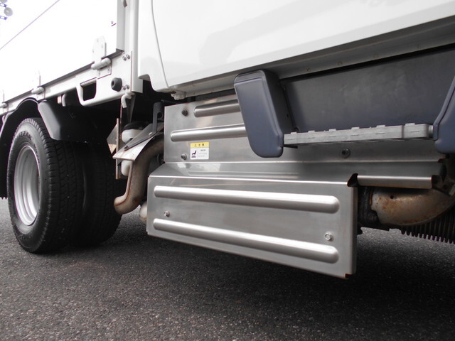 三菱ふそうキャンター平ボディ小型（2t・3t）[写真16]