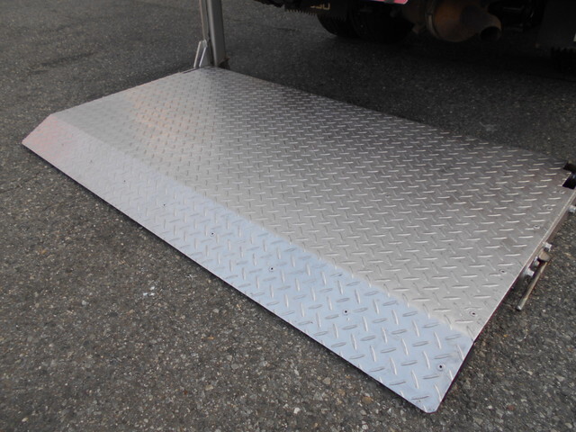 三菱ふそうキャンター平ボディ小型（2t・3t）[写真11]