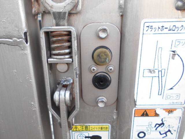 三菱ふそうキャンター平ボディ小型（2t・3t）[写真12]