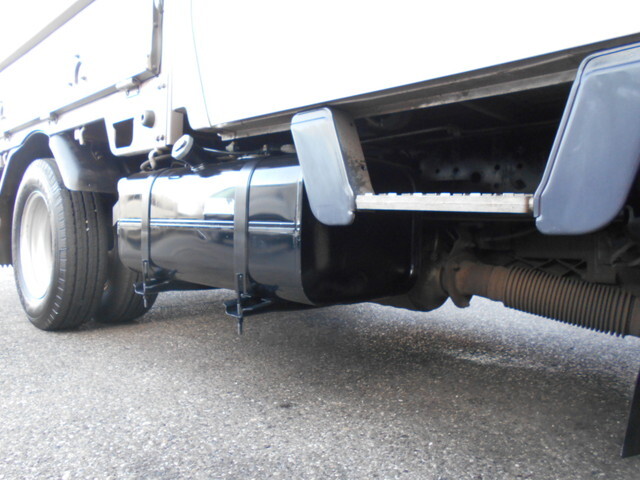 三菱ふそうキャンター平ボディ小型（2t・3t）[写真17]