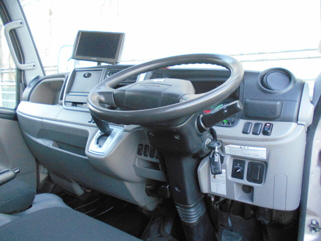三菱ふそうキャンター平ボディ小型（2t・3t）[写真28]