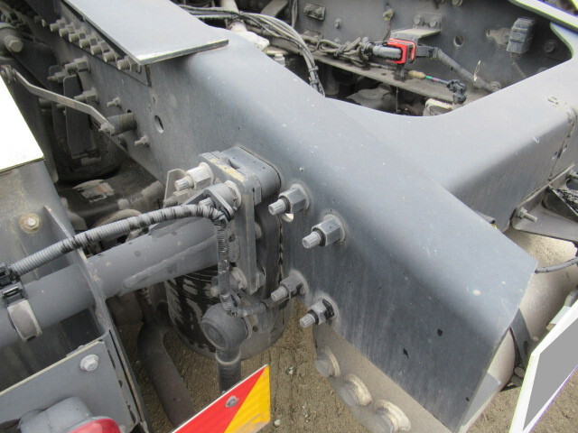 UDトラックスクオントレーラーヘッド（トラクターヘッド）大型（10t）[写真12]