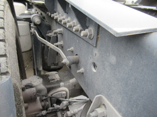 UDトラックスクオントレーラーヘッド（トラクターヘッド）大型（10t）[写真13]