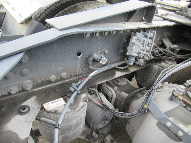 UDトラックスクオントレーラーヘッド（トラクターヘッド）大型（10t）[写真15]