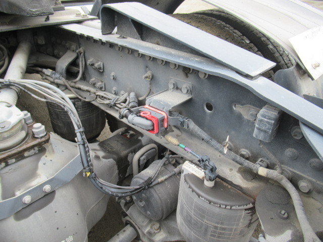 UDトラックスクオントレーラーヘッド（トラクターヘッド）大型（10t）[写真16]