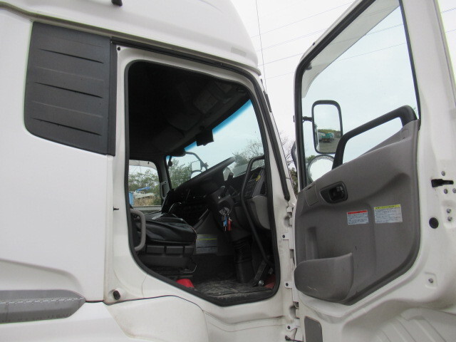 UDトラックスクオントレーラーヘッド（トラクターヘッド）大型（10t）[写真22]