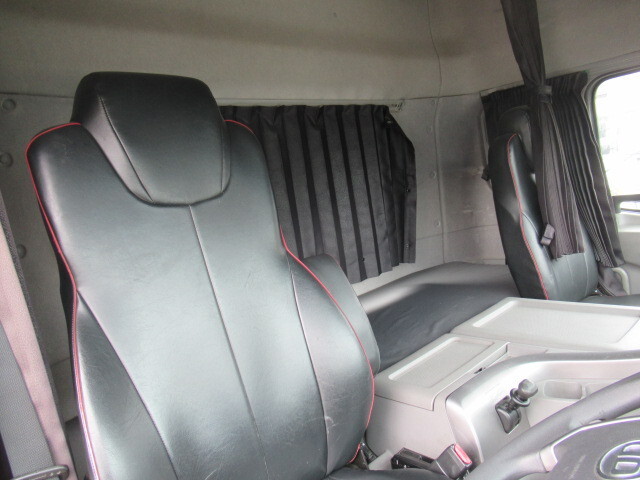 UDトラックスクオントレーラーヘッド（トラクターヘッド）大型（10t）[写真24]