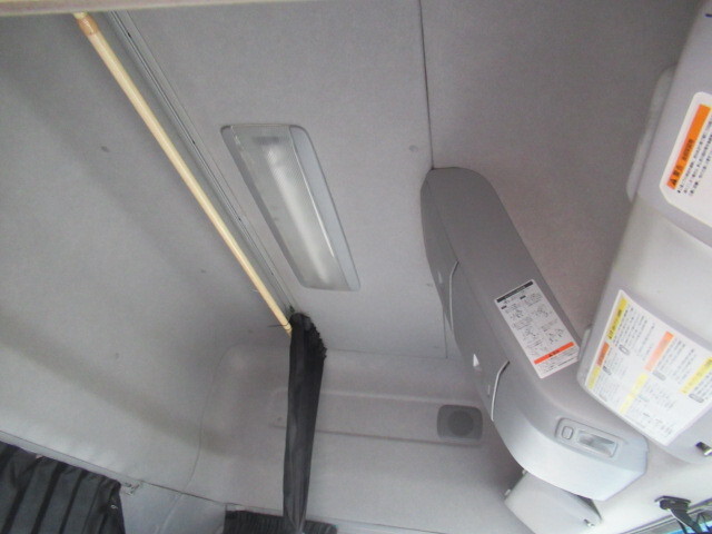 UDトラックスクオントレーラーヘッド（トラクターヘッド）大型（10t）[写真25]