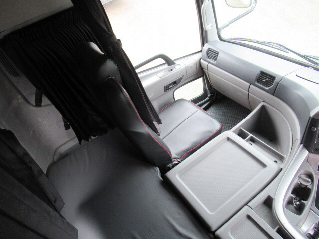 UDトラックスクオントレーラーヘッド（トラクターヘッド）大型（10t）[写真26]