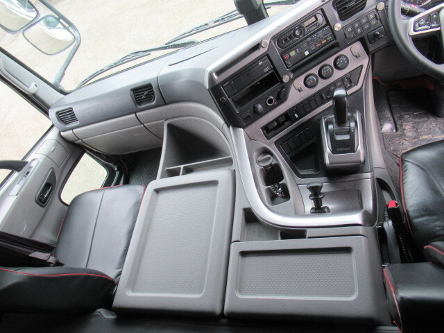 UDトラックスクオントレーラーヘッド（トラクターヘッド）大型（10t）[写真27]