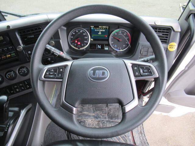 UDトラックスクオントレーラーヘッド（トラクターヘッド）大型（10t）[写真28]