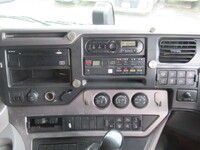 UDトラックスクオントレーラーヘッド（トラクターヘッド）大型（10t）[写真31]