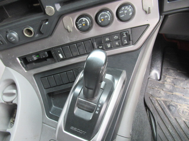 UDトラックスクオントレーラーヘッド（トラクターヘッド）大型（10t）[写真31]