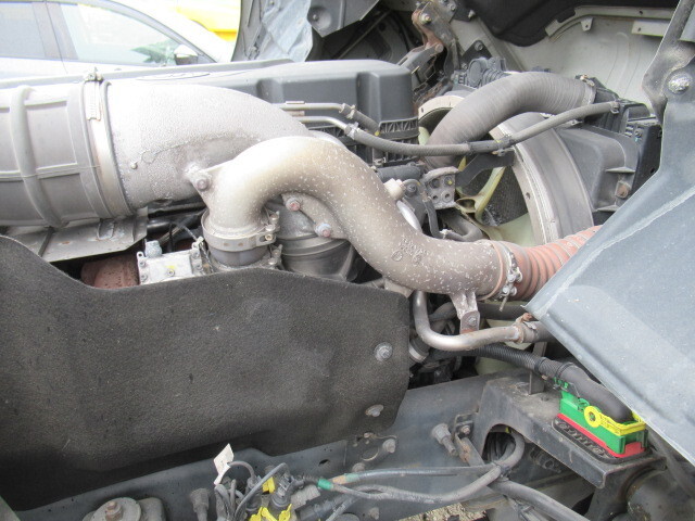 UDトラックスクオントレーラーヘッド（トラクターヘッド）大型（10t）[写真38]