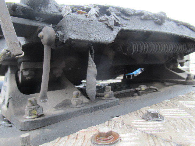 UDトラックスクオントレーラーヘッド（トラクターヘッド）大型（10t）[写真08]