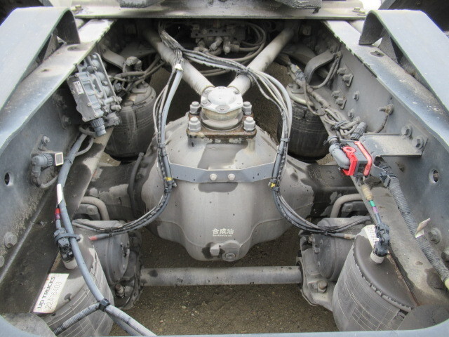 UDトラックスクオントレーラーヘッド（トラクターヘッド）大型（10t）[写真09]