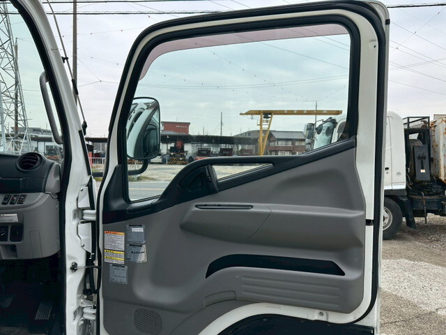 三菱ふそうキャンターアルミウイング小型（2t・3t）[写真17]