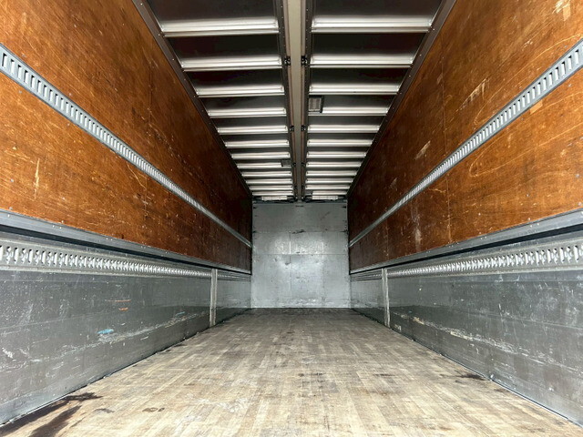 いすゞギガアルミウイング大型（10t）[写真10]