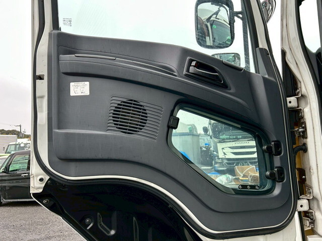 いすゞギガアルミウイング大型（10t）[写真15]