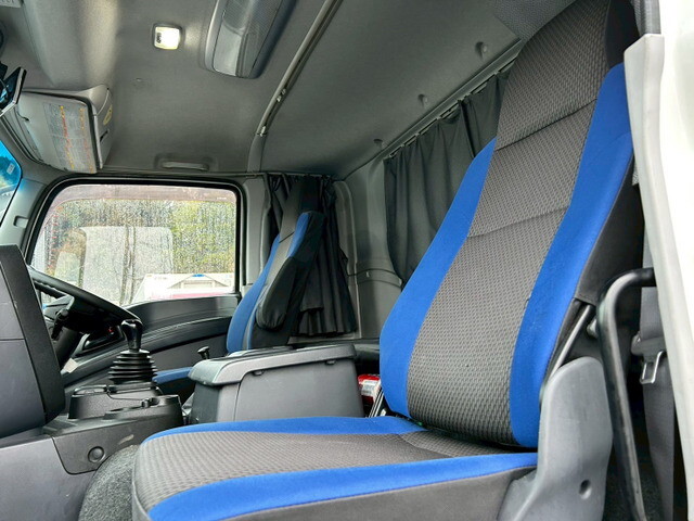 いすゞギガアルミウイング大型（10t）[写真19]