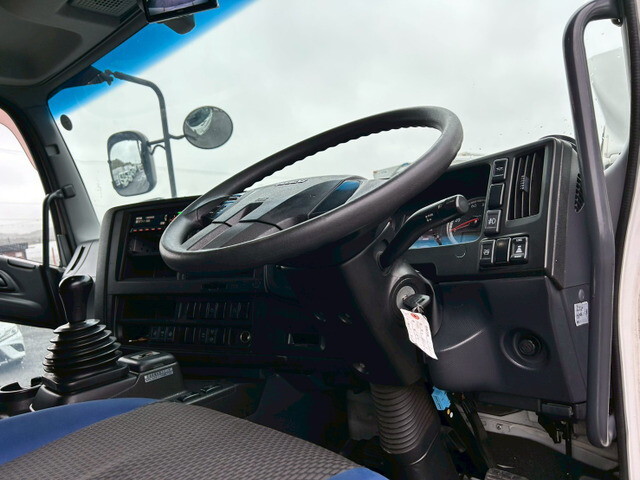 いすゞギガアルミウイング大型（10t）[写真21]