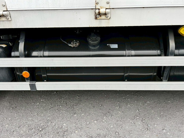 いすゞギガアルミウイング大型（10t）[写真30]