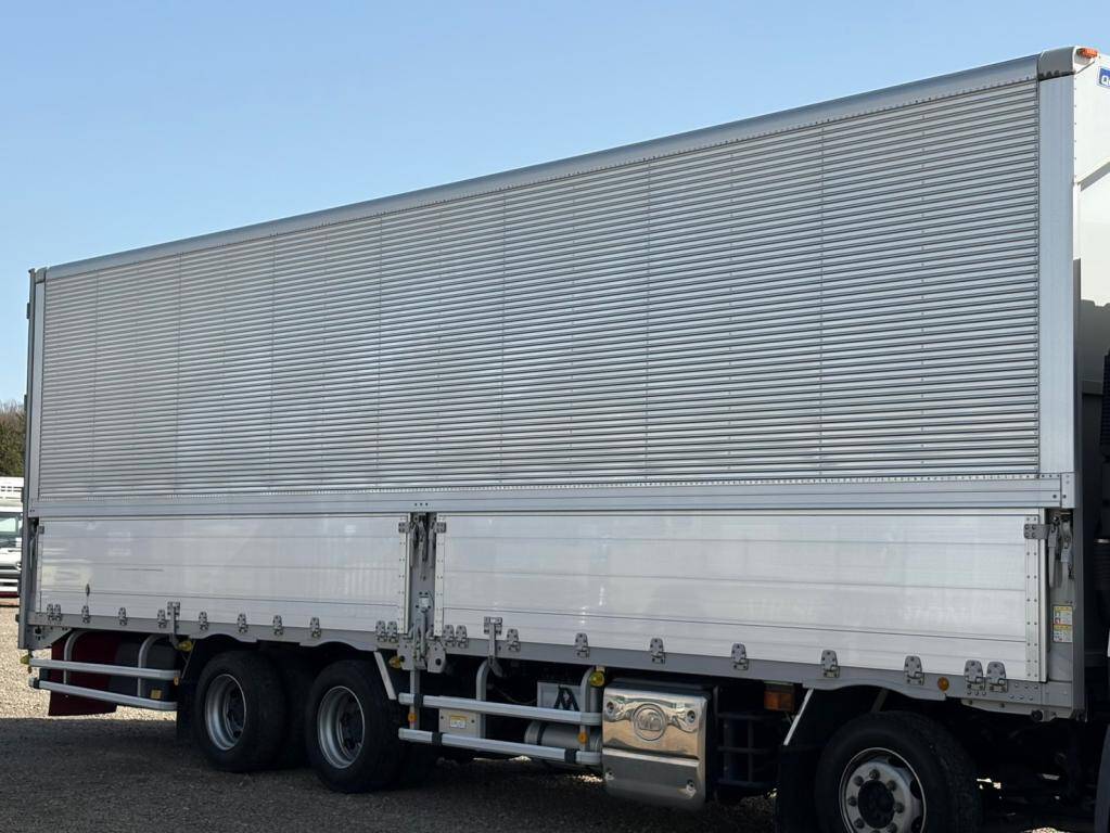 UDトラックスクオンアルミウイング大型（10t）[写真05]