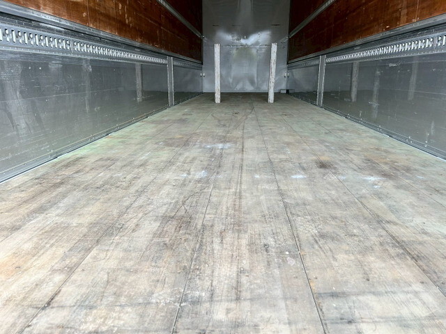 UDトラックスクオンアルミウイング大型（10t）[写真11]