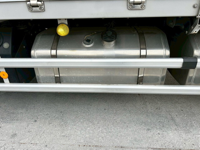 UDトラックスクオンアルミウイング大型（10t）[写真32]