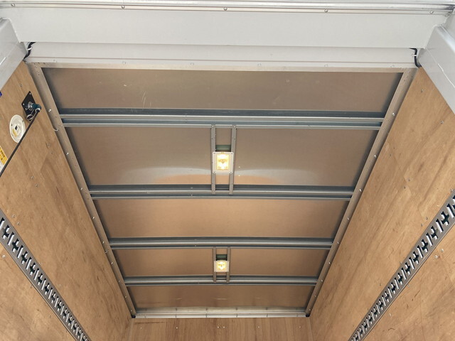 三菱ふそうキャンターアルミバン小型（2t・3t）[写真25]