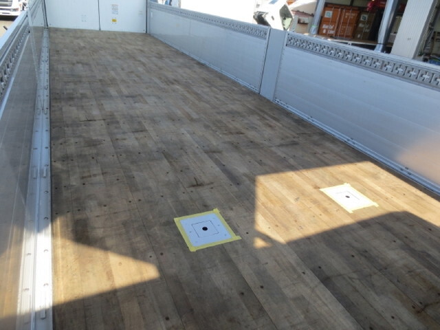 UDトラックスクオンアルミウイング大型（10t）[写真13]