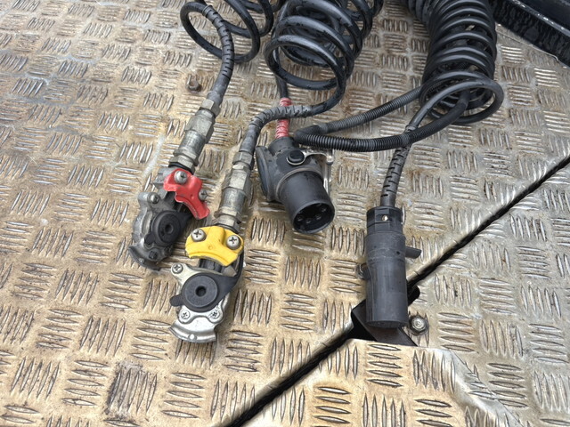 UDトラックスクオントレーラーヘッド（トラクターヘッド）大型（10t）[写真11]