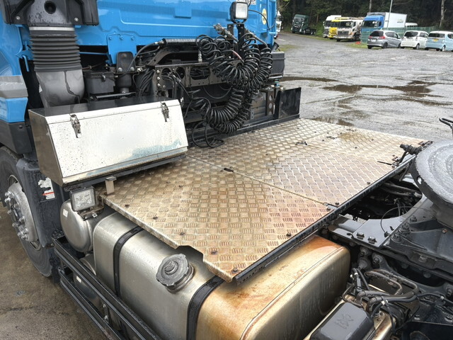 UDトラックスクオントレーラーヘッド（トラクターヘッド）大型（10t）[写真12]