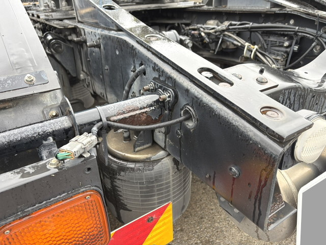 UDトラックスクオントレーラーヘッド（トラクターヘッド）大型（10t）[写真15]