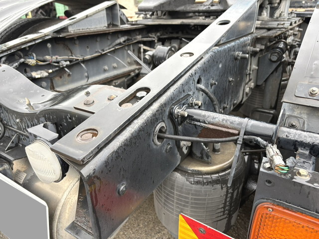 UDトラックスクオントレーラーヘッド（トラクターヘッド）大型（10t）[写真16]