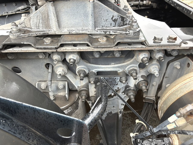 UDトラックスクオントレーラーヘッド（トラクターヘッド）大型（10t）[写真19]