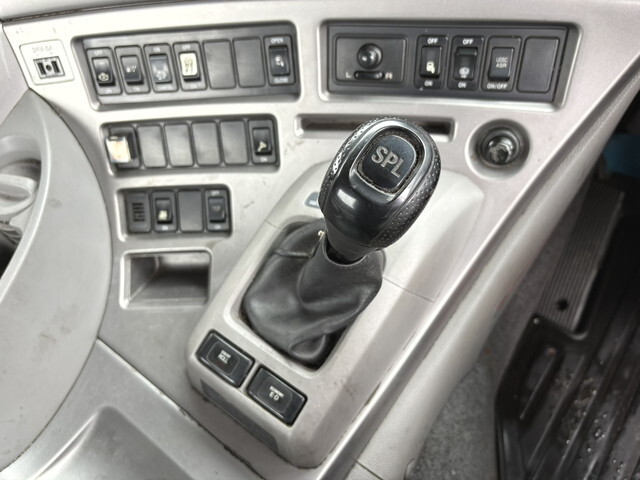 UDトラックスクオントレーラーヘッド（トラクターヘッド）大型（10t）[写真22]