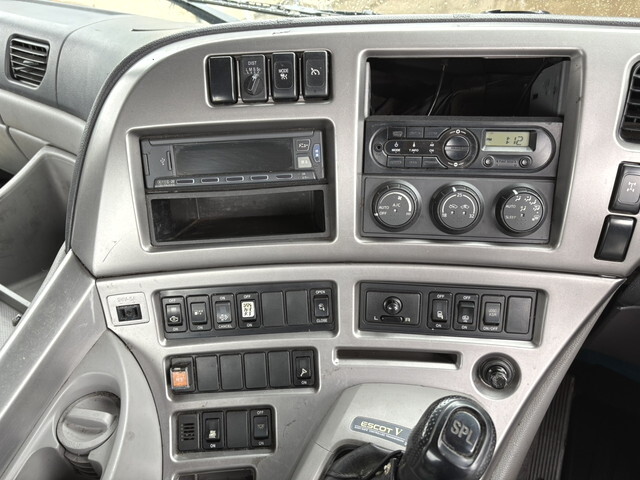 UDトラックスクオントレーラーヘッド（トラクターヘッド）大型（10t）[写真24]