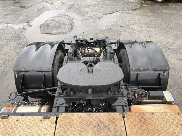 UDトラックスクオントレーラーヘッド（トラクターヘッド）大型（10t）[写真09]